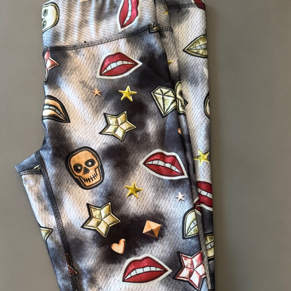Terez Black & Red Graphic Skull and Lips Leggings